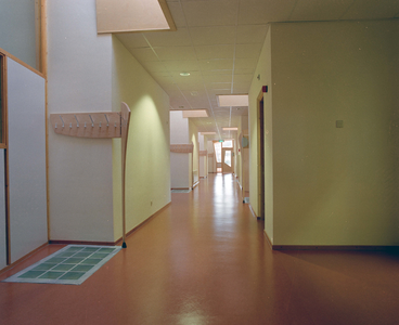 840136 Afbeelding van een gang in het nieuwe Zorgcollege (school voor ziekenverzorgenden, Humberdreef 2) te ...
